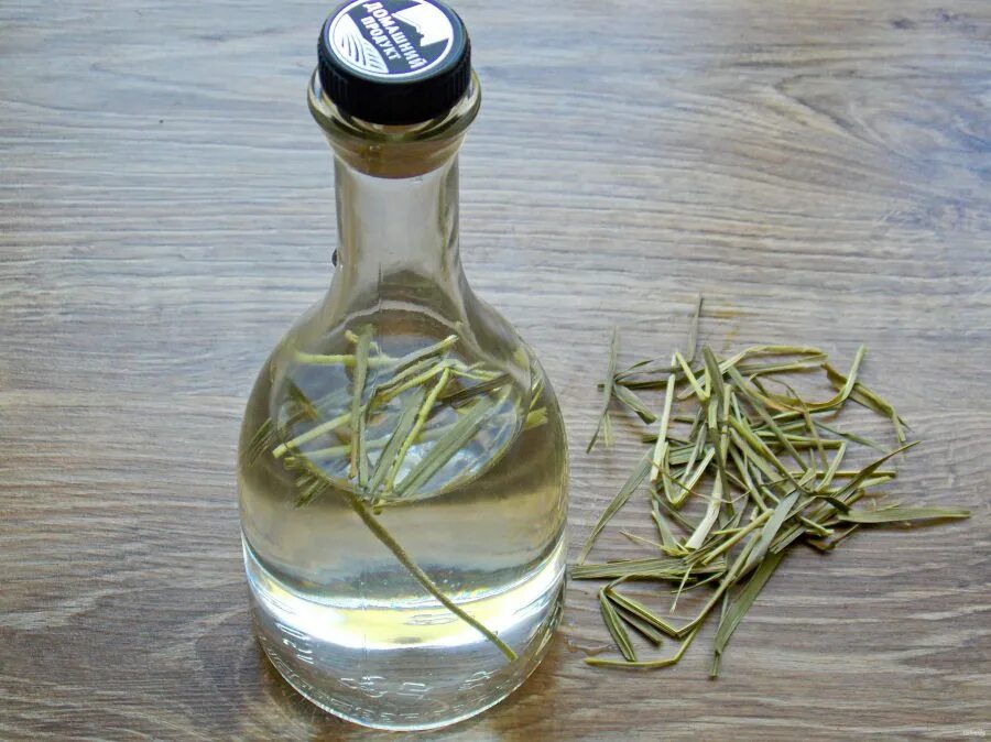 Зубровка для самогона. Зубровка. Зубровка вереск настойка. Зубровка для самогона. Настойка на зубровке на самогоне рецепт.