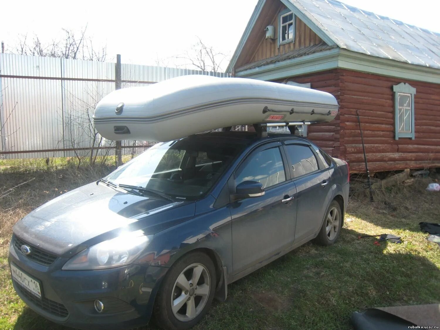 Лодка пвх на крыше автомобиля. Багажник на крышу Форд фокус 2 седан лодка. Лодка ПВХ на крыше Форд фокус 3. Лодка ПВХ на крыше фокус 2. Багажник лодка на крышу автомобиля Форд фокус 2.