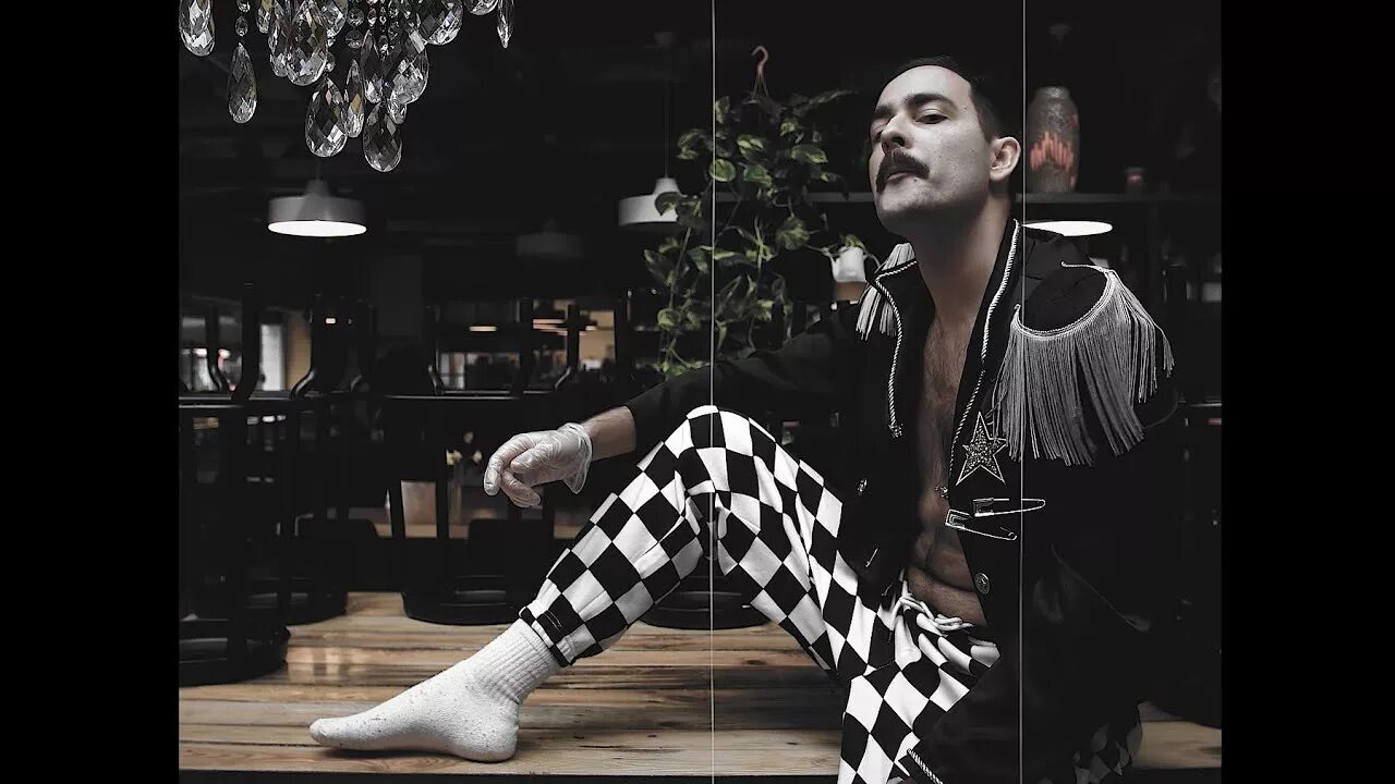 Слушать living on my own. Freddie mercury living on my own. фредди меркури living on my own. freddie mercury «living on my own» (1993). фредди меркьюри living on my own фото.