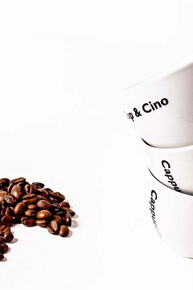 Человек с кружкой. Чашка большая. Огромная чашка кофе. Кофе картинки. Огромная кружка кофе.