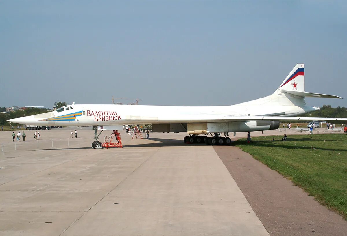 Ту-160 белый лебедь. Ту-160 сверхзвуковой самолёт. Ту-160 Жуковский. Сверхзвуковой белый лебедь ту-160.