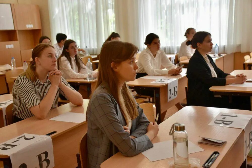 Устный экзамен по английскому в университете. Экзамен ЕГЭ. Сдача ЕГЭ В 2023. ЕГЭ по иностранному языку сдают выпускники.