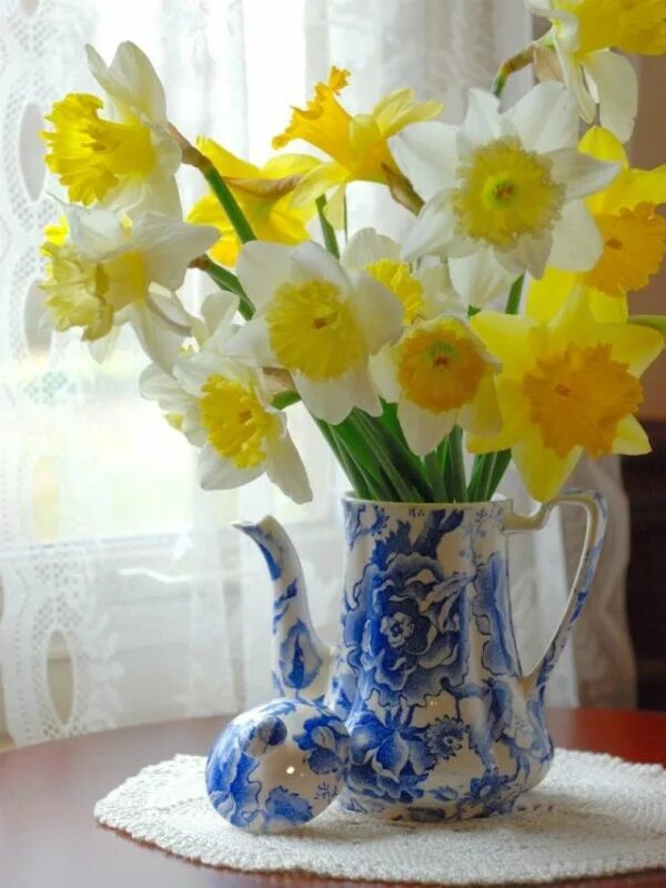 Весенние цветы в вазе. Букет весенних цветов. Нарциссы в вазе. Букет весенних цветов в вазе. Доброе утро с нарциссами картинки