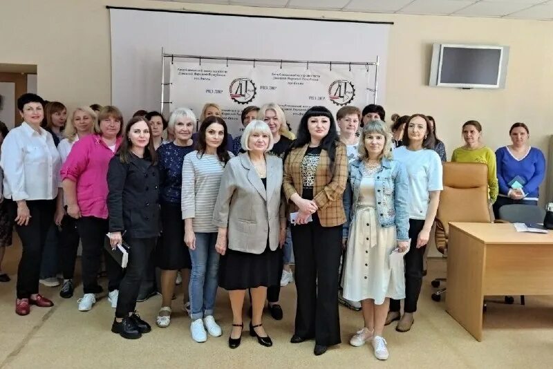 герб профсоюза работников образования. герб профсоюза работников госучреждений. профсоюз работников учреждений общественного обслуживания. профсоюз помог. профсоюзная организация государственных служащих.