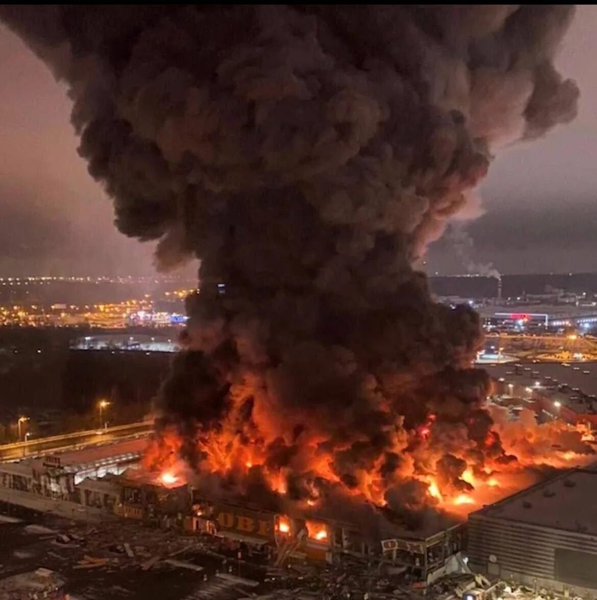 Московский взрыв сегодня. Оби мега Химки взрыв.. ТЦ мега Химки пожар. Obi Химки пожар. Пожар в торговом центре Химки.