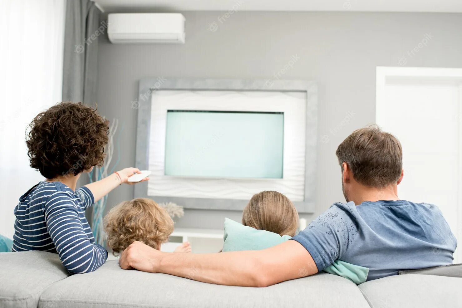 Семейный просмотр пин. Семья у телевизора. Семья смотрит телевизор. Семья за телевизором со спины. Семья смотрит телевизор картинки.