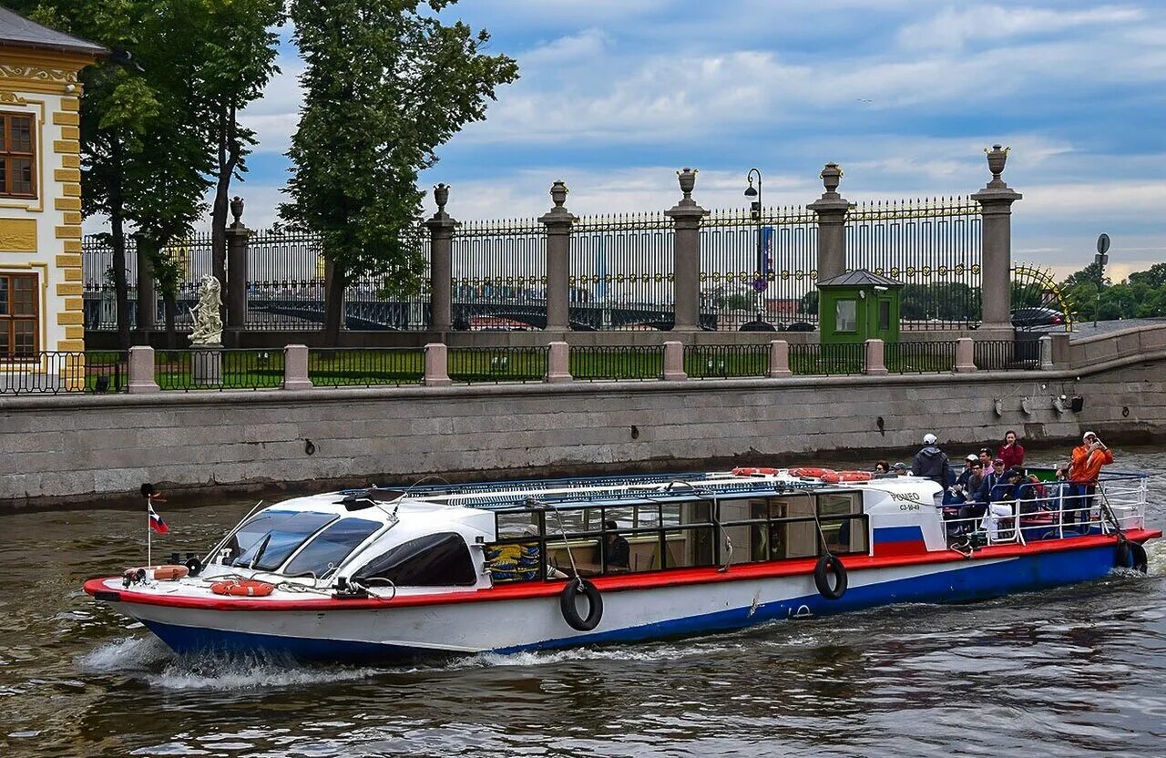 Речной трамвайчик на фонтанке. Речной трамвайчик в санкт петербурге. Речной трамвай питер. Речной трамвайчик в санкт петербурге. Речной трамвайчик питер.