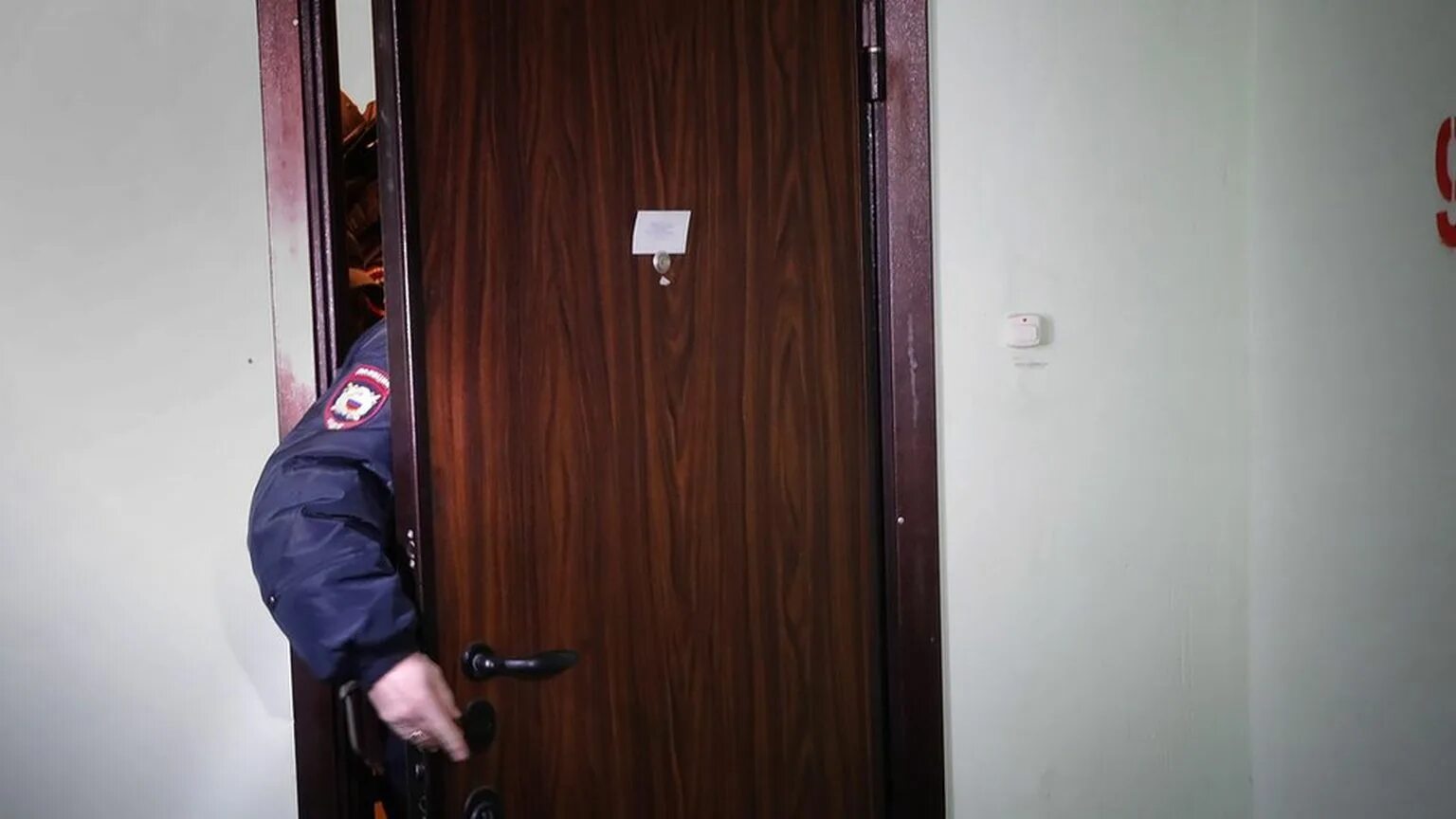 Пришли обыском. Полиция пришла домой. полицейские пришли домой. фото полиция пришла домой. издание проект расследование.