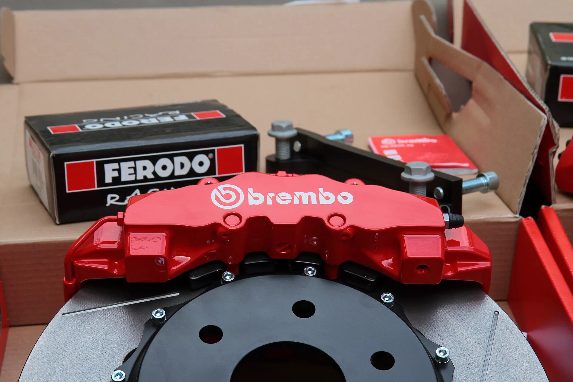 Купить тормозной брембо. BREMBO gt8. Тормозные колодки передние BREMBO gt6. BREMBO 20.7675.02. Суппорт передний BREMBO gt6.