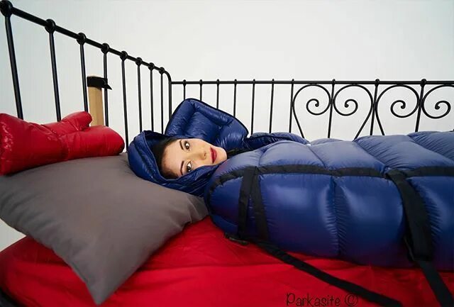 Спальный мешок кокон mummified. Девушка связана в спальном мешке. Прикольный спальный мешок. Спальные мешки бондаж. Связывание в спальных мешках.