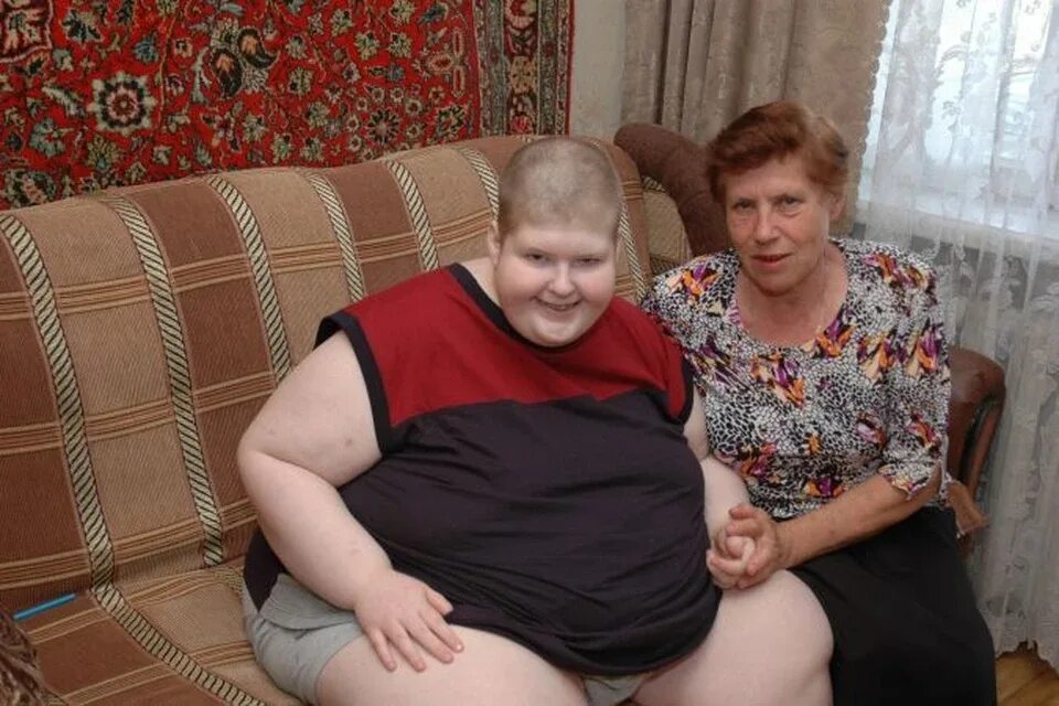 Бабушка с толстым внуком.