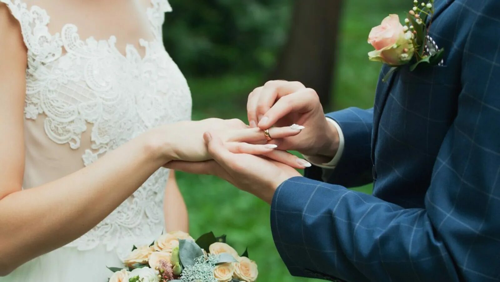 Брачные 4 буквы. Жених надевает кольцо. Надевает кольцо невесте. Надевание свадебных колец. Жених одевает кольцо невесте.