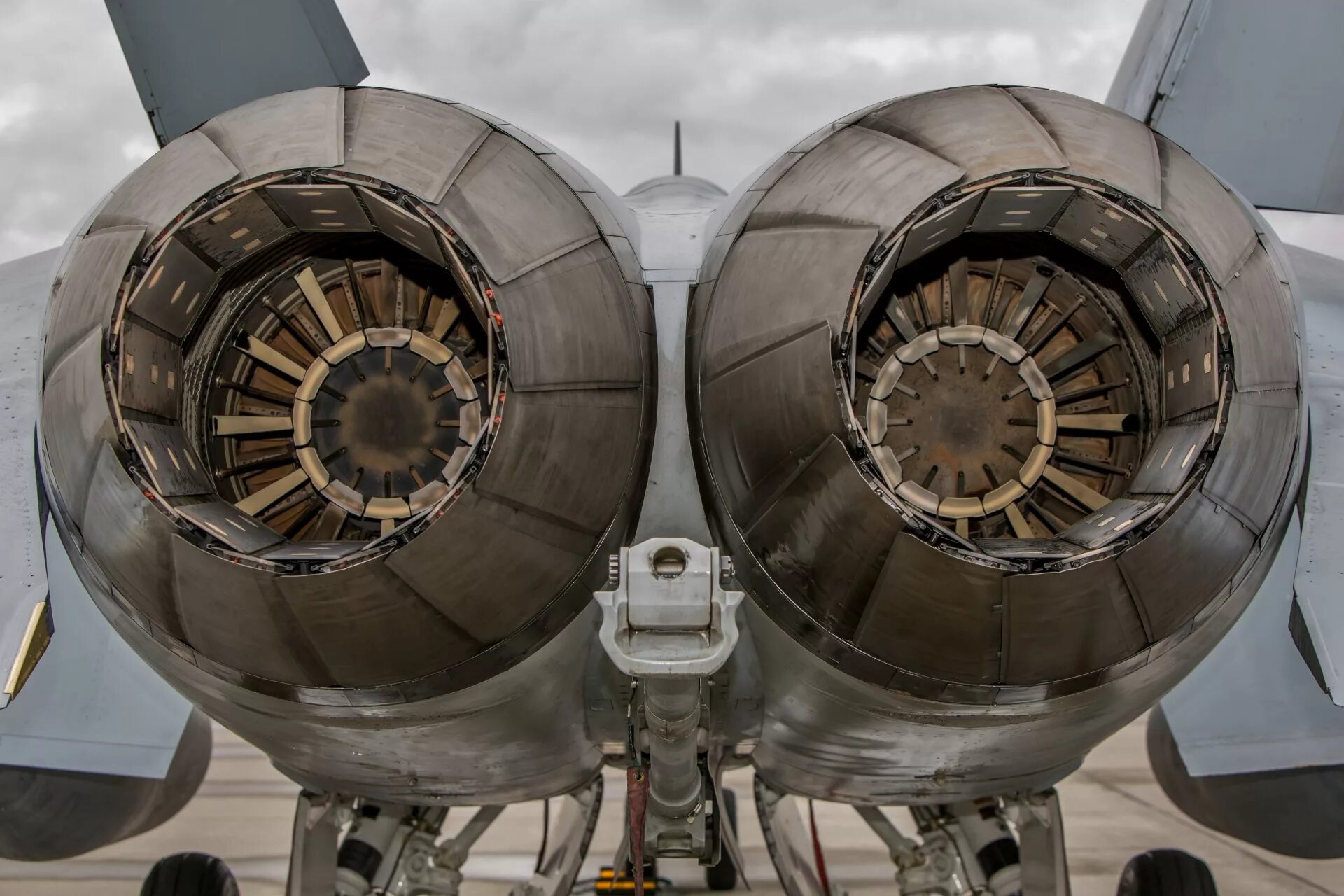 Мотор истребителя. Сопло f/a 18e. Pratt & Whitney f119. Турбина f16. Форсажная камера двигателя f135.