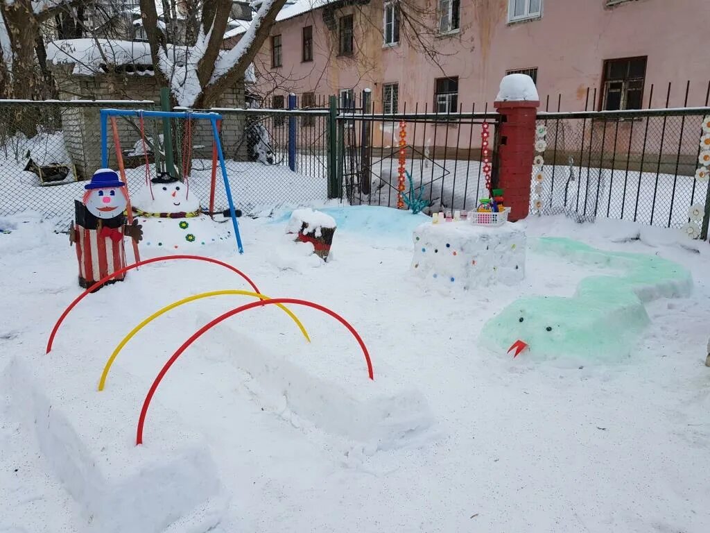 Зимние участки тема. Конкурс зимних построек в детском саду. Конкурс зимних построек на участке в ДОУ. Конкурс зимних построек на участке детского сада г. Саранск. Объявление зимние постройки.