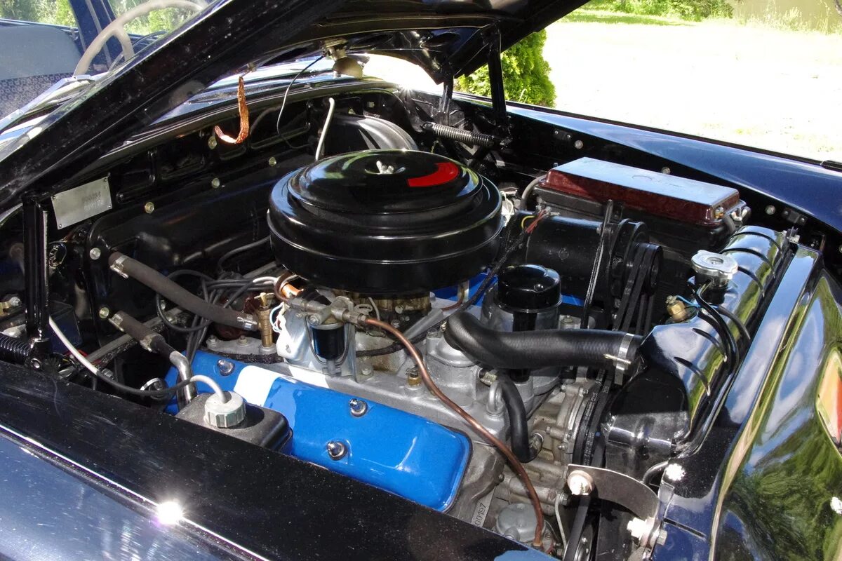 Газ-12 моторный отсек. Машина газ мотор. Машина газ мотор. Мотор газ 67. Моторный отсек газ 21 волга.