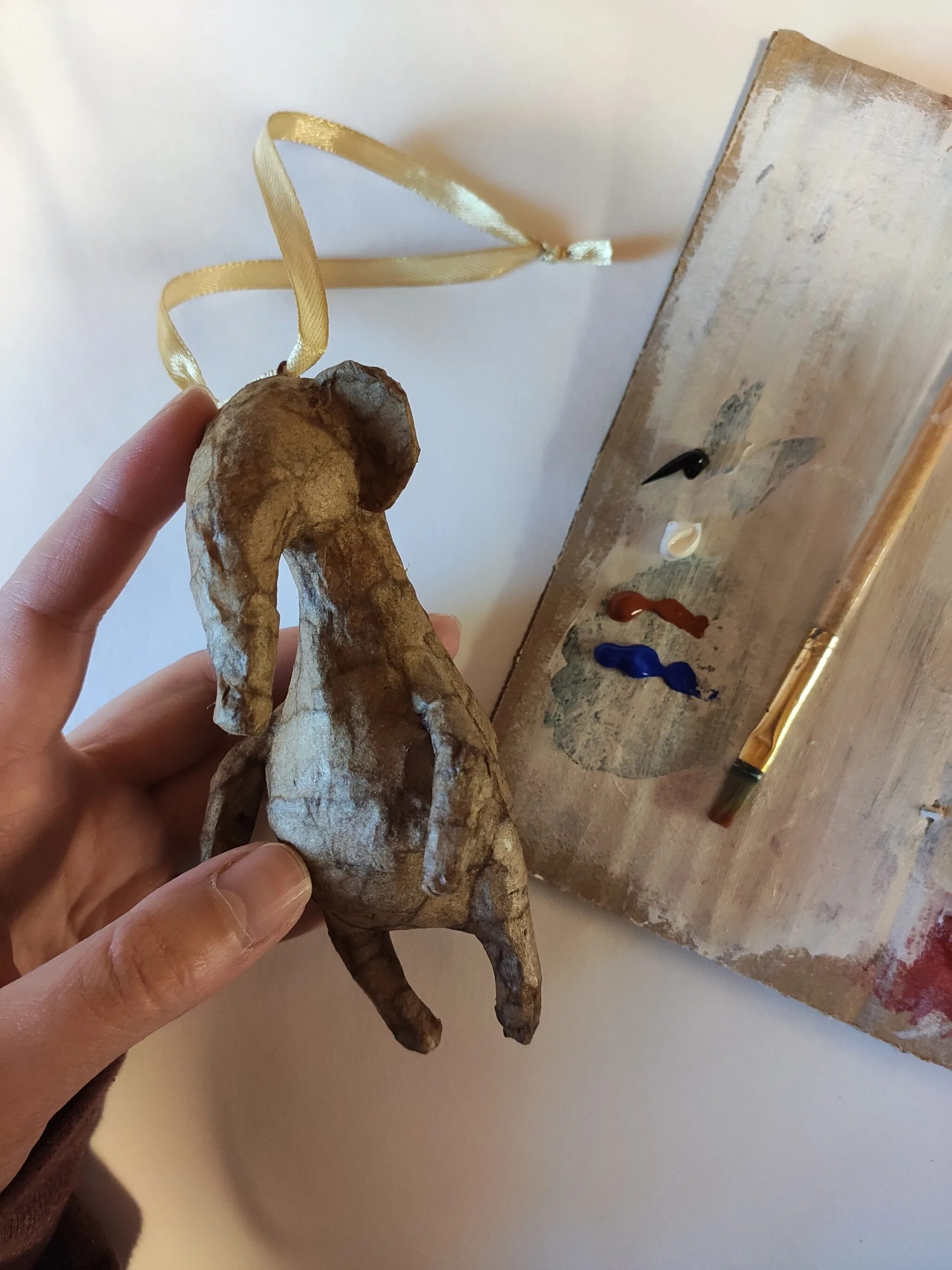 Игрушки из папье маше. Игрушки из папье маше мастер. Полярная сова из папье маше. Папье маше поделки. Елочные игрушки из пепмаше.