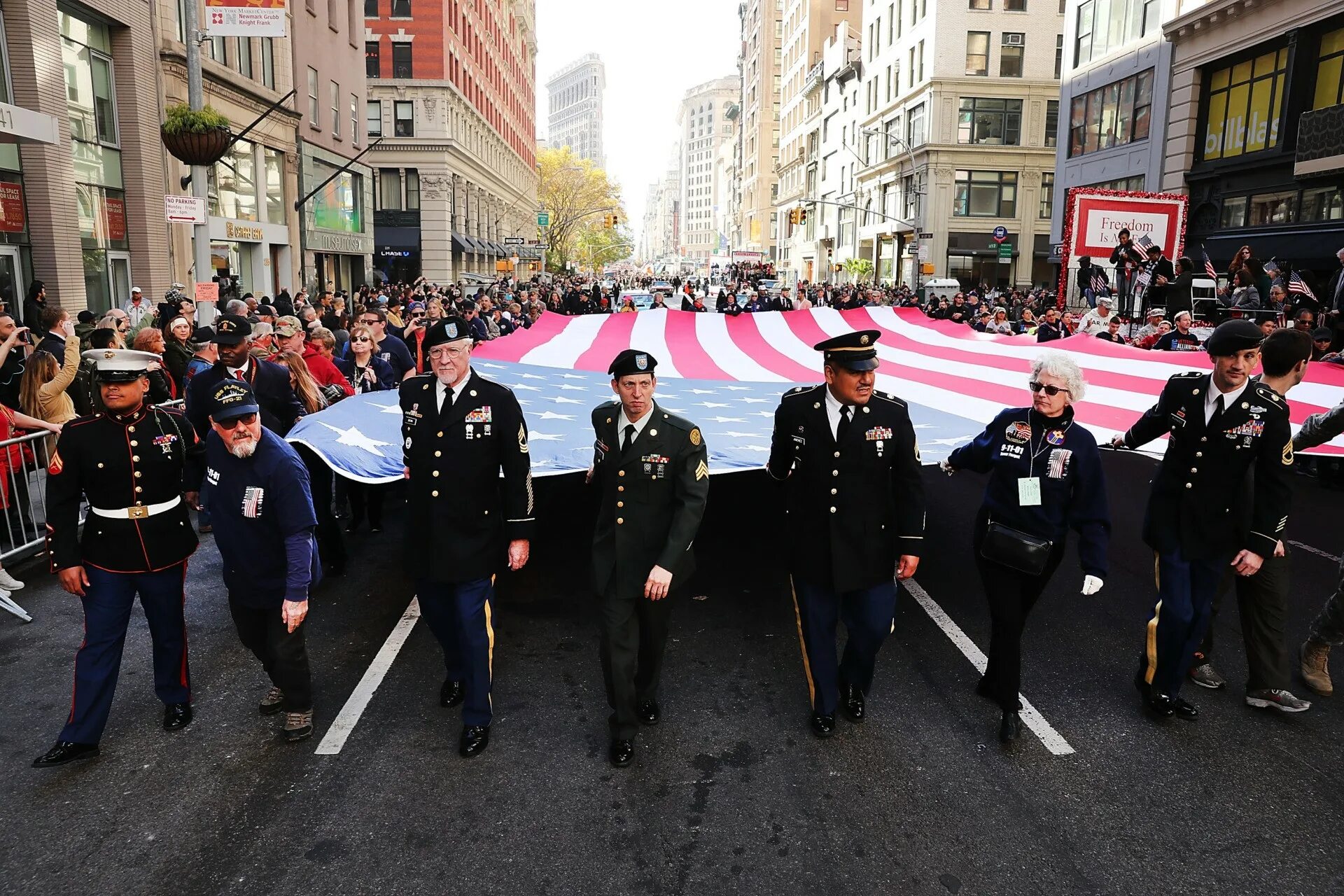 Ветеранс Дэй. День ветеранов 11 ноября в США. Veterans Day в США. Парад ветеранов США. Парад в сша