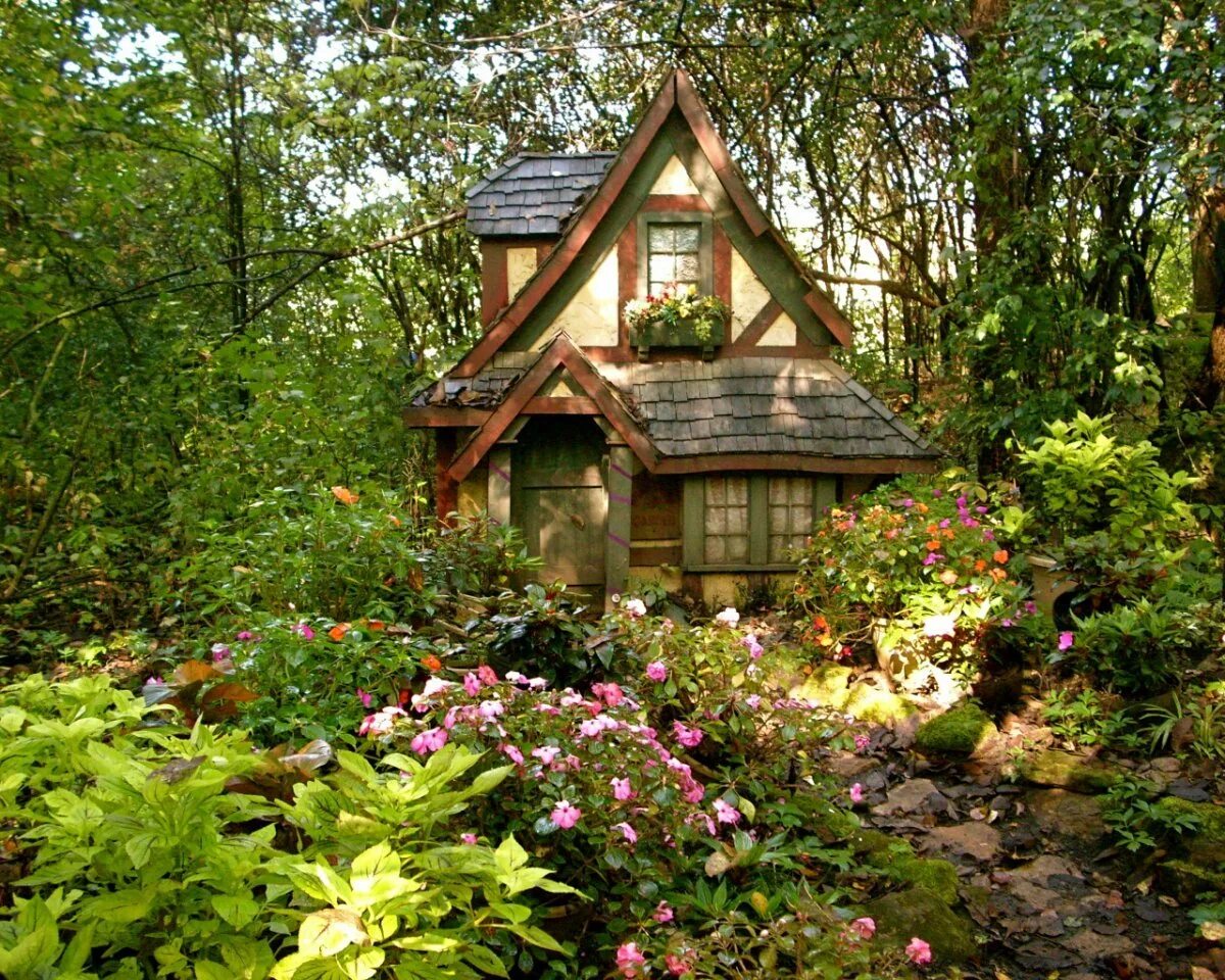 Первые дома и дачи. Красивые сказочные домики. Красивая дача. Маленький домик в саду. Красивые небольшие домики.