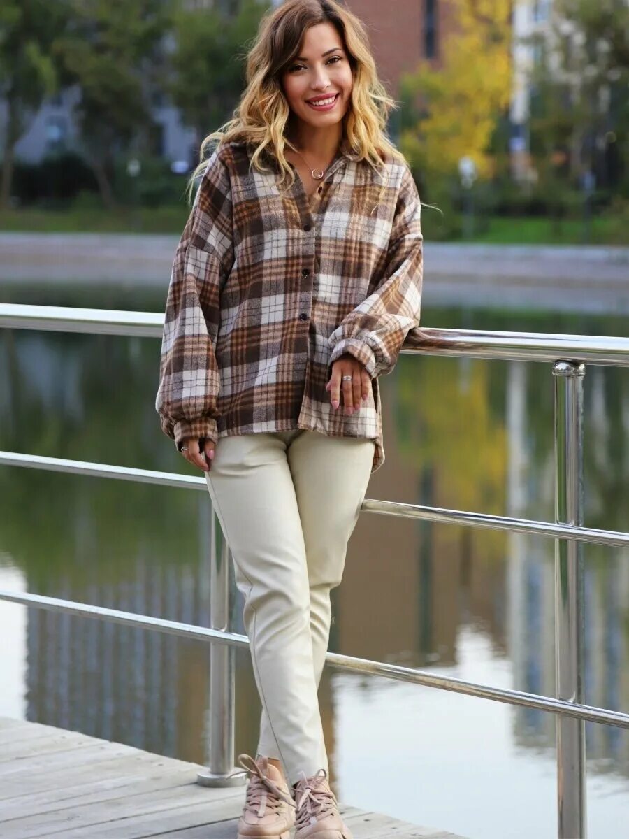 Модные образы с рубашкой в клетку женские Julie Sarinana keeps it casual in a plaid shirt, skinny jeans, and funky leopard