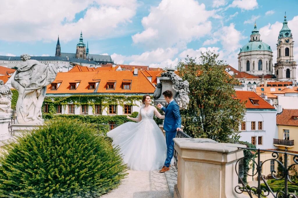 Семейные пары чехия. Прага Шато Барокко. Свадьба в Чехии. Свадьба в Праге. Бракосочетание в Чехии.
