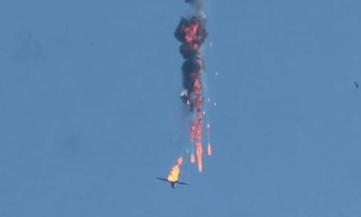 Сбитие самолета украина. Су 25 всу. Подбитые украинские вертолеты. Самолет в небе. Сбитый самолет.