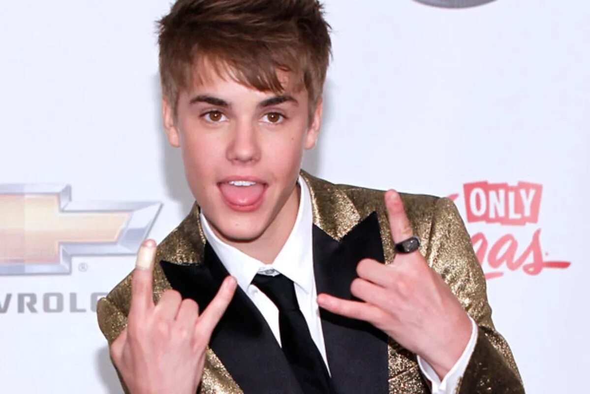 Лучший молодой певец. Джастин бибер 2011. молодой певец. justin bieber 18 +. певец молодой 18.