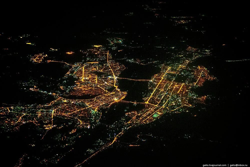 Спутниковая красноярск. Ночной красноярск с самолета. самолет красноярск. ночной новосибирск с высоты птичьего полета. снимок красноярска из космоса.