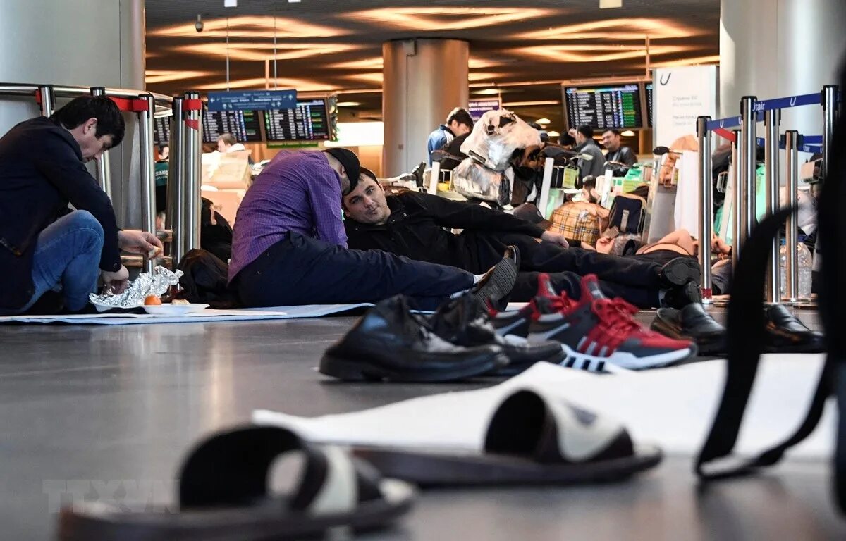 Таджики в аэропорту москвы. Мигранты в аэропорту. Застряли в аэропорту. Трудовые мигранты в аэропорту. Мигранты в аэропортах Москвы.