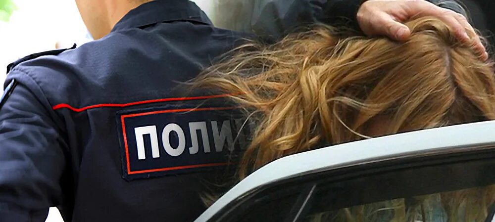 Полицейский и рука девушки. Девочка в форме полиции без лица. Девушка в форме полицейского без лица. Парни в полицейской форме без лица. Парни в полицейской форме эстетика.
