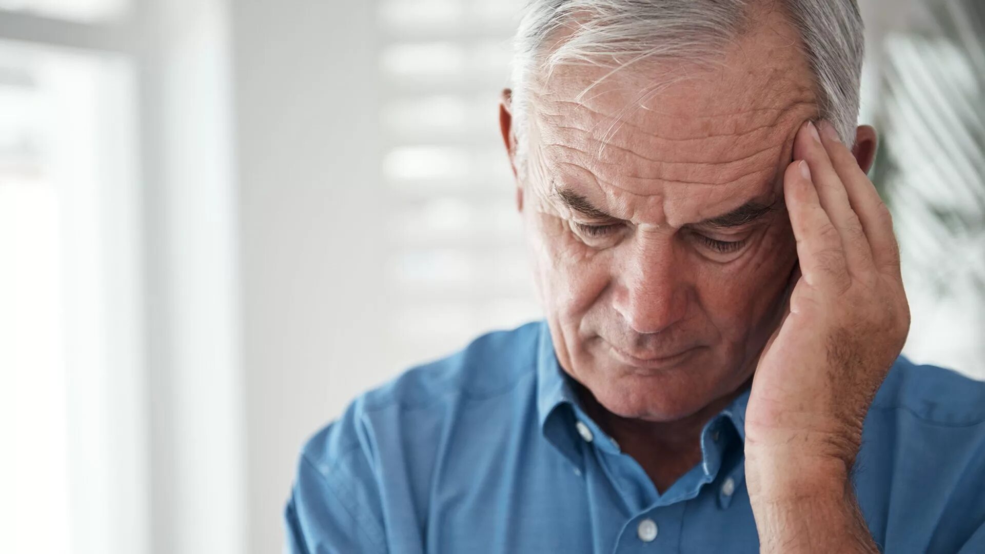 Стресс у пожилых. Головная боль у пожилых. Женщина в возрасте расстроена. Инсульт у пожилых людей. Головная боль.