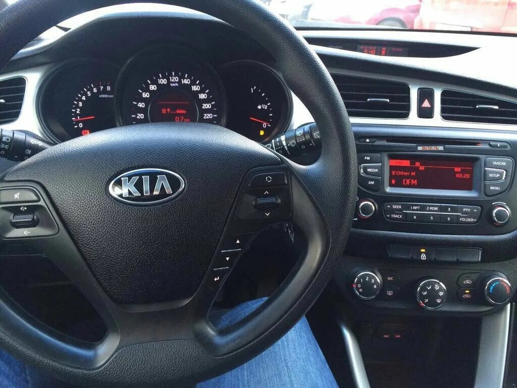 Механика драйв 2. Kia Ceed механика. Киа СИД 2014г для Европы комплектации. Киа СИД на механике. Киа СИД 2010 хэтчбек задняя панель.