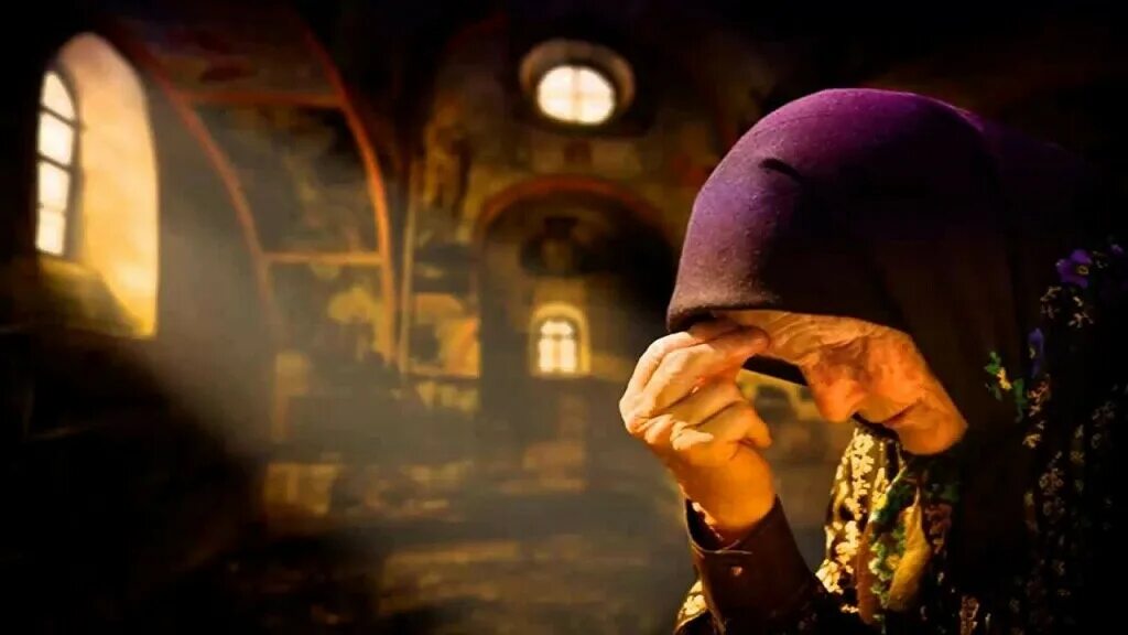 Песня в этом храме старинным. Старушка молится. Старушка у иконы. Православная бабушка. Мама молится на коленях.