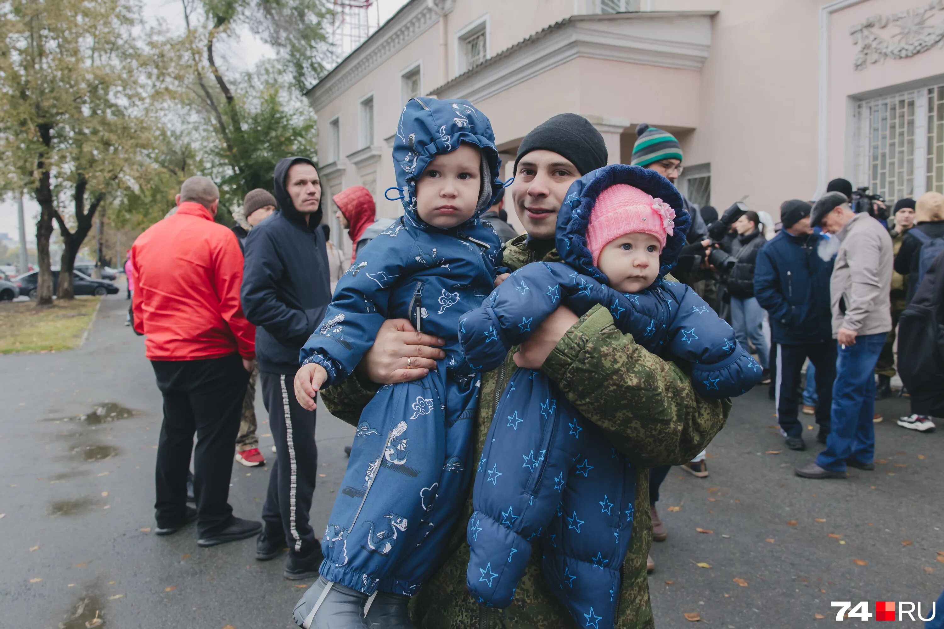 Заберут ли многодетного отца. Россия для детей. Дети мобилизованных. Мобилизованные с тремя детьми.