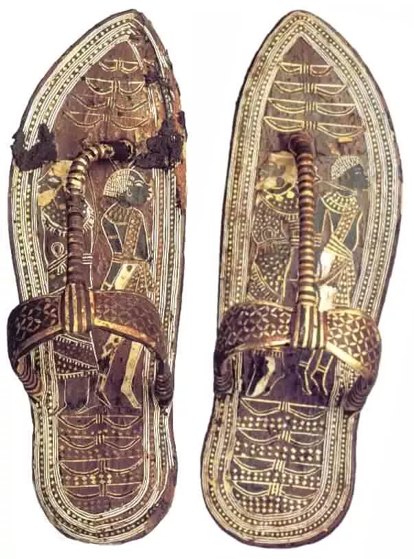 Древний Египет золотые сандалии Тутанхамона. Сандалии фараона. Сандалии Тутанхамона. Обувь фараона древнего Египта.