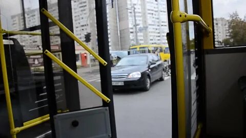 Дверь внезапно распахнулась и на улицу выскочил
