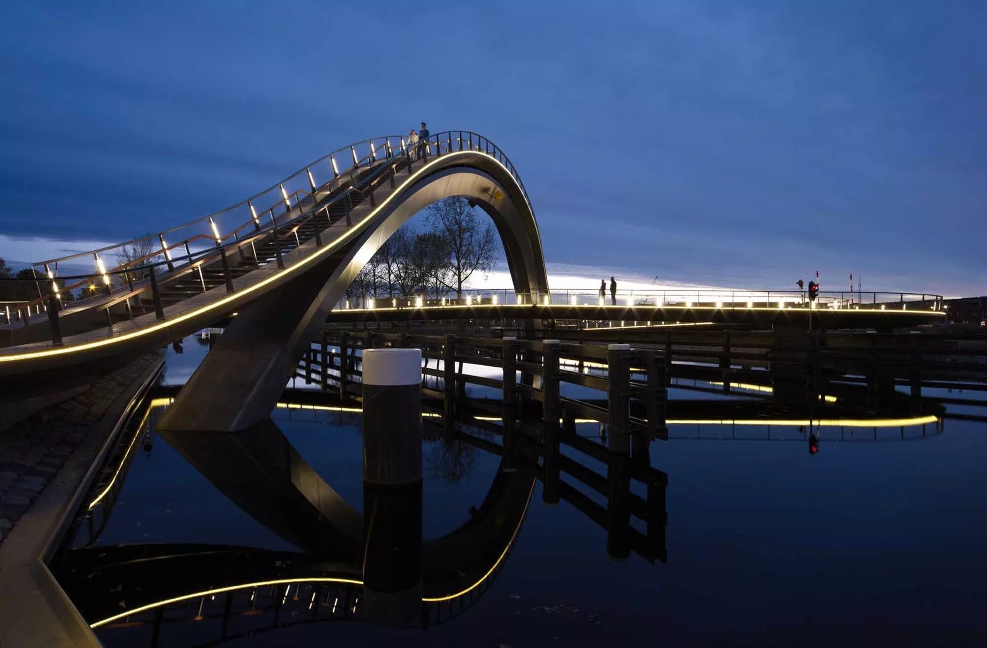 Мост какая система. Melkwegbridge – необычный прогулочный мост в Нидерландах. Пешеходный мост в Пурмеренде, Нидерланды.. Разводной пешеходный мост (Халл, Англия). Мост Reinig Bridge.