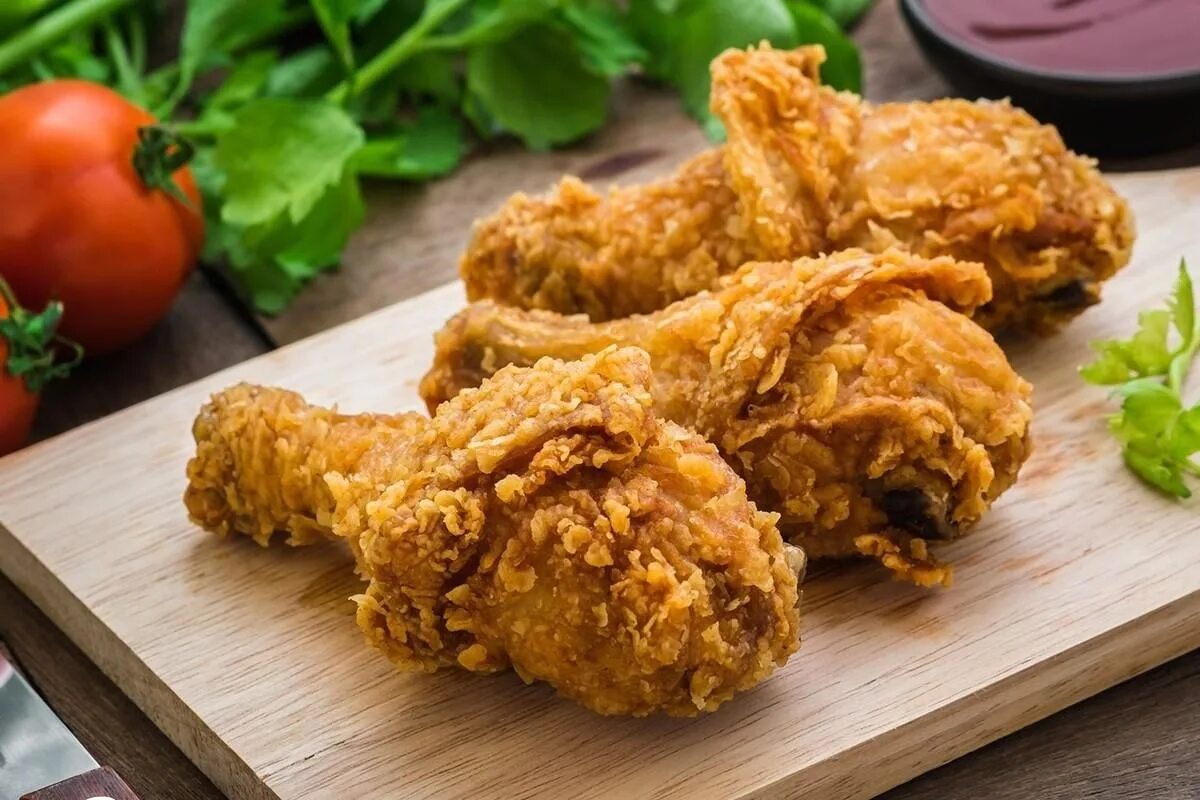 Куриные голени в панировке. Острые крылышки кфс. курица в панировке кфс. куриные крылышки кфс. куриные ножки кфс.