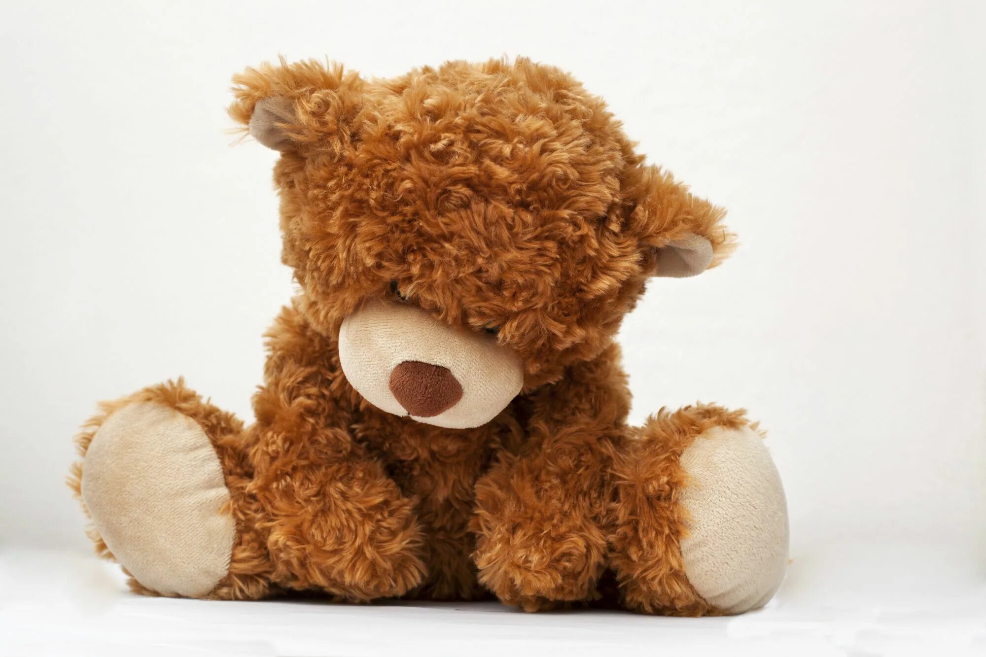 Обиженный мишка. Грустный медвежонок. Хмурый мишка. Плюшевые игрушки. Одинокий медведь.