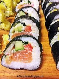 Японская кухня. Salmon uramaki. Рука с роллами. Суши лэнд. Суши ш.