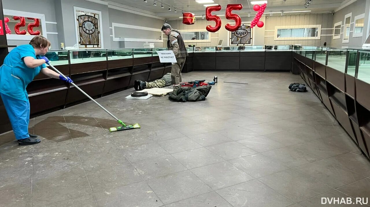 Тц универсам хабаровск кража. Ограбление ювелирного магазина. Мужик танцует в салоне сотовой связи. Ограбление ювелирного. Ограбление совкомбанка хабаровск.