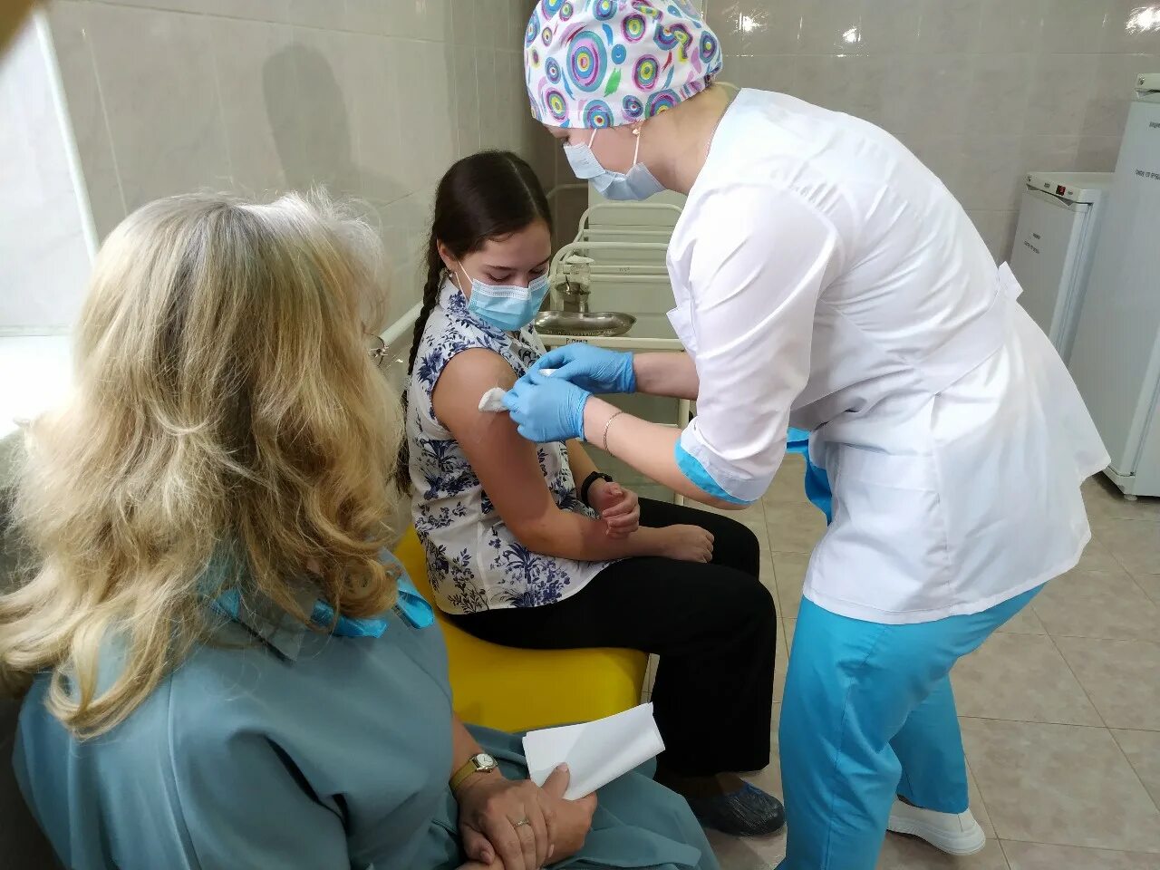 Поступление вакцины. Вакцинация подростков. Вакцинация подростков от коронавируса. Прививка подростку. Прививка детям.