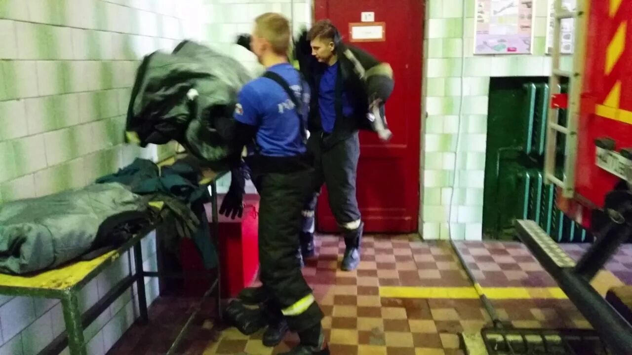 мчс на выезде. пожарный выезд. сбор пожарных по тревоге. выезд на пожар. сбор пожарных.