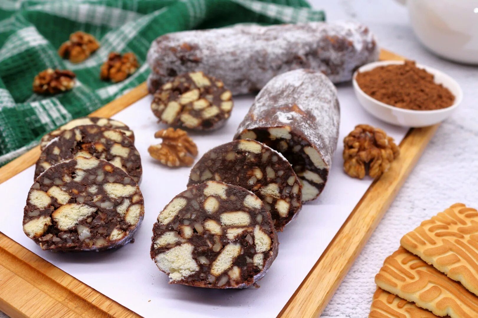 Шоколадная колбаска. Кондитерская колбаска какао печенье. Шоколадная колбаса с сухофруктами. Кондитерская колбаска какао печенье. Пирожное шоколадная колбаса.
