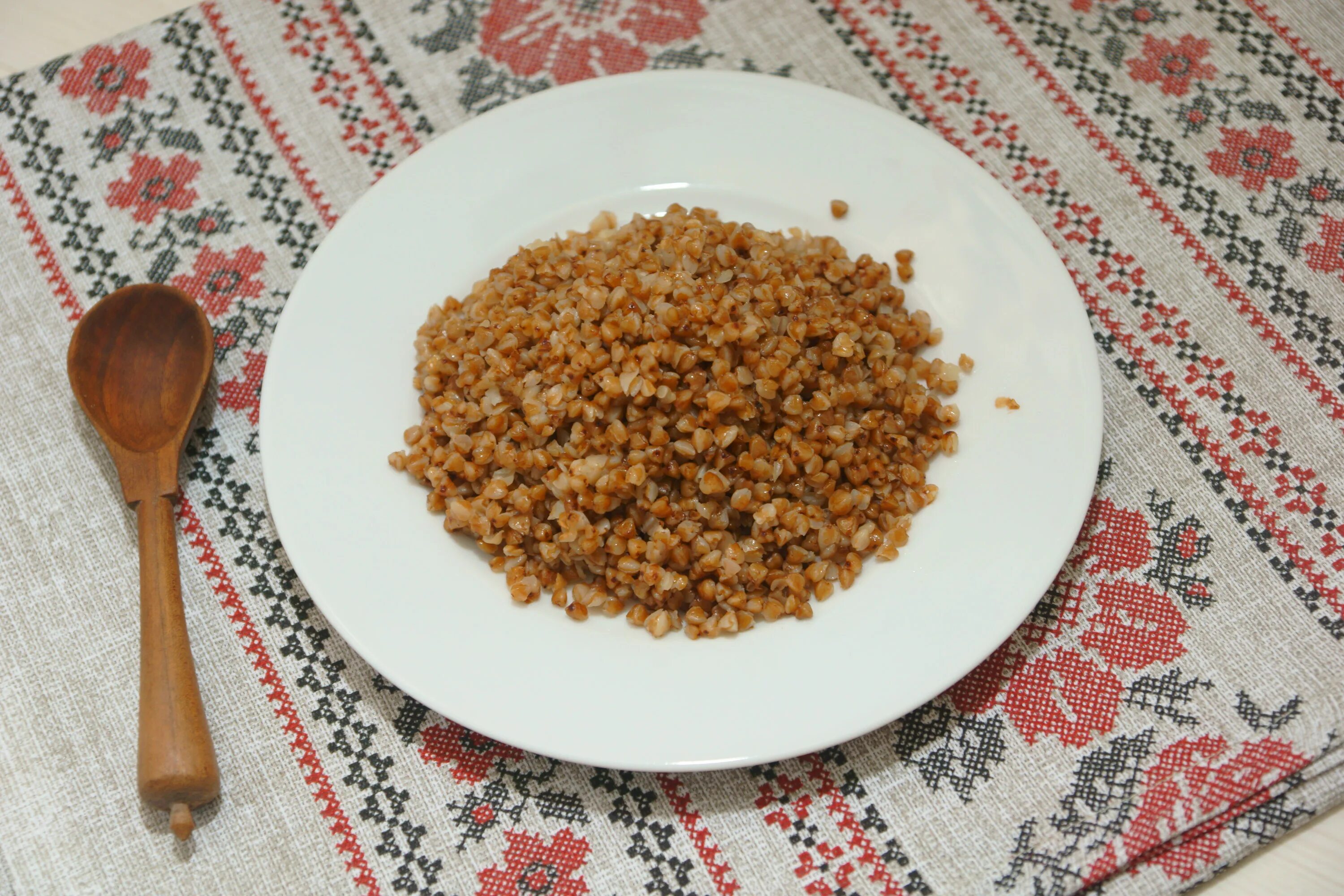 Гречневая каша каша. Гречка с кефиром. Каша пуховая гречневая. Гречка на воде без масла. Гречка в лотке.