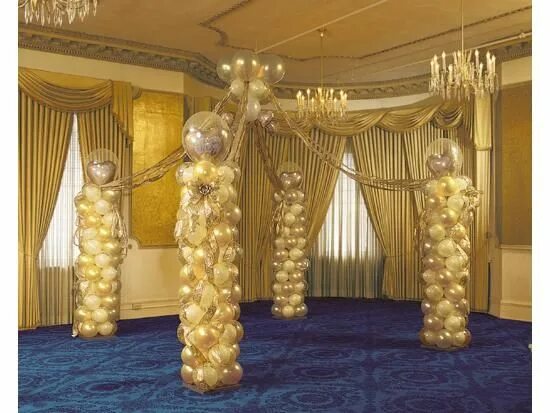 Бал шаров. Украшения шарами в греческом стиле. Украшение зала на выпускной в золотом цвете. Украшение шарами в стиле бала. Украшение колонн воздушными шарами.