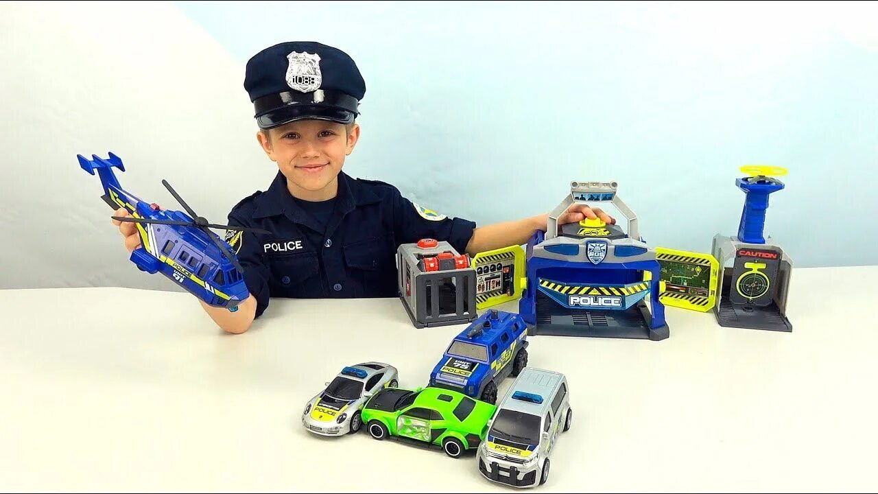 Полицейский полицейский Даник Даник. Даник и игрушки полицейский. Про полицейскую машину для мальчиков