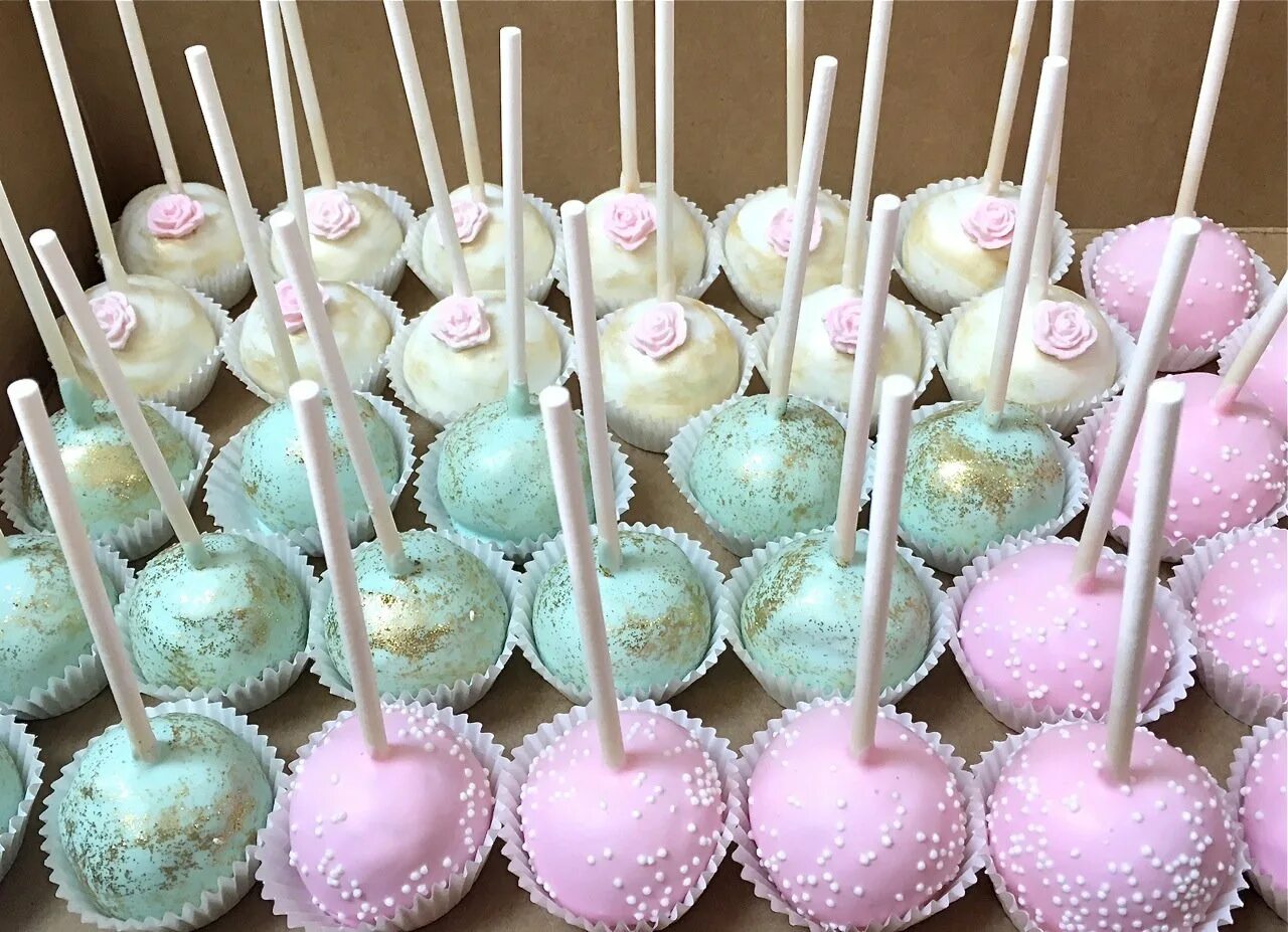 Сладости на палочке. Десерт кейк-попс. Кейк попсы. Сладости кейк попс. Кейк попсы.
