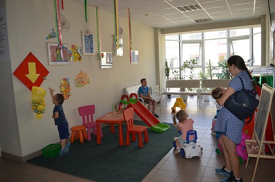 Работа в детской городской. Детская поликлиника новочеркасск. детский уголок в поликлинике. детский уголок в детской поликлинике. игровая зона для детей в больнице.