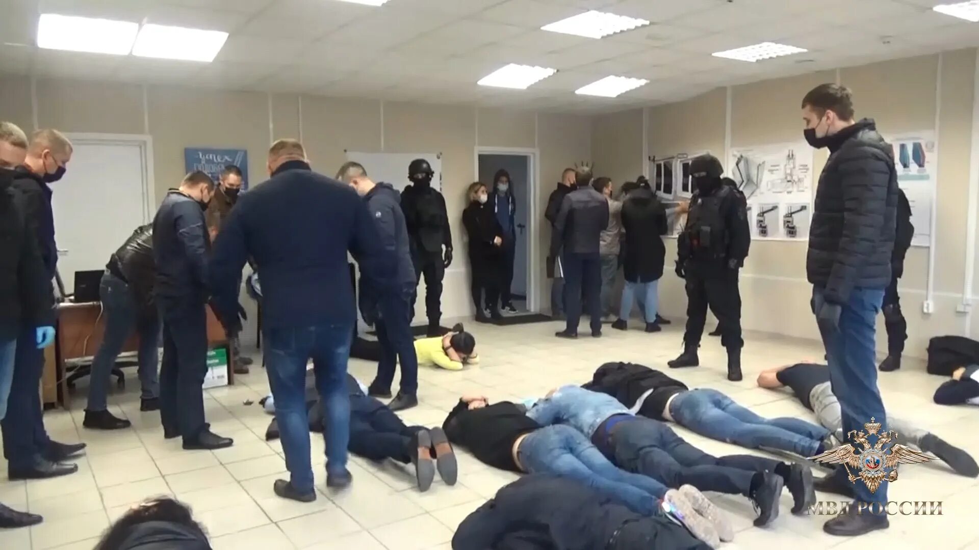 Центр задержали
