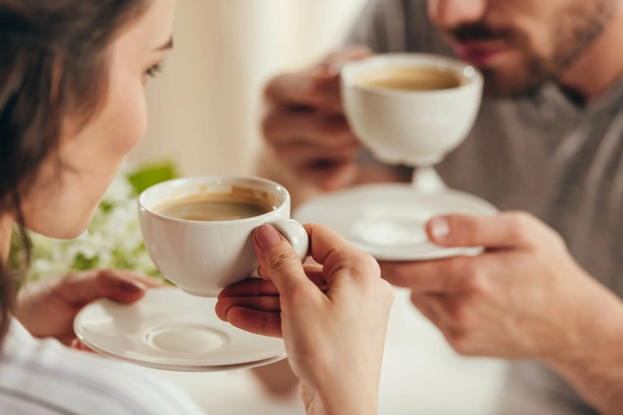За чашкой кофе. Пара пьет кофе. Мужчина и женщина пьют кофе. Кофе вместе. Мужчина и женщина пьют чай.
